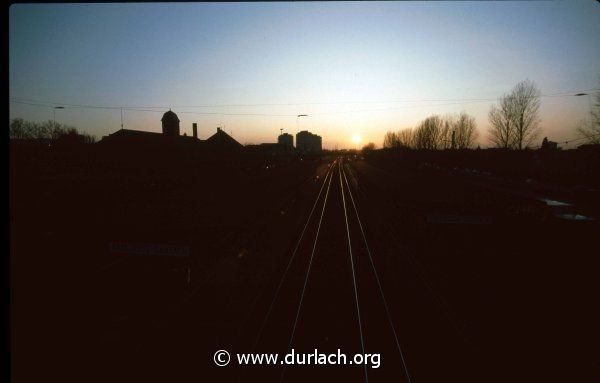 Sonnenuntergang hinter dem Bahnhof, ca. 1980