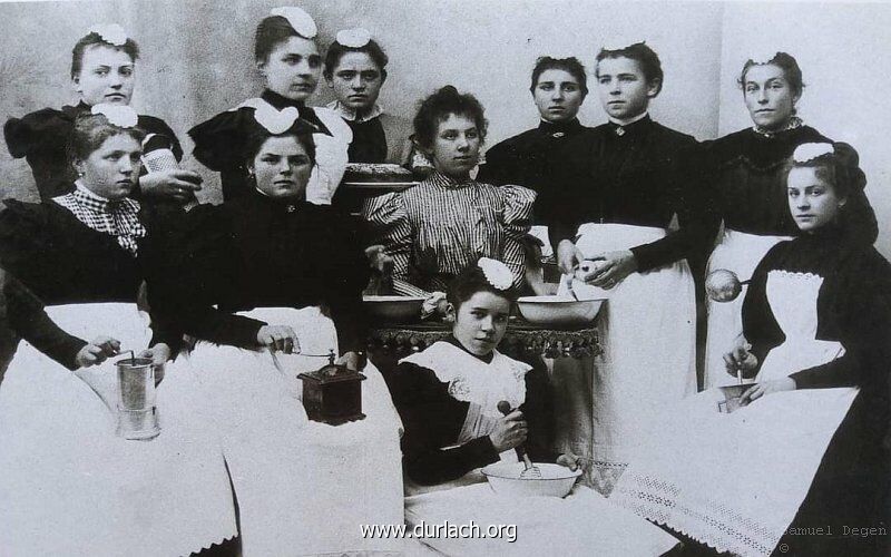 Durlach - die hheren Tchter in der Kochschule im Hotel Karlsburg am Schloplatz 1890
