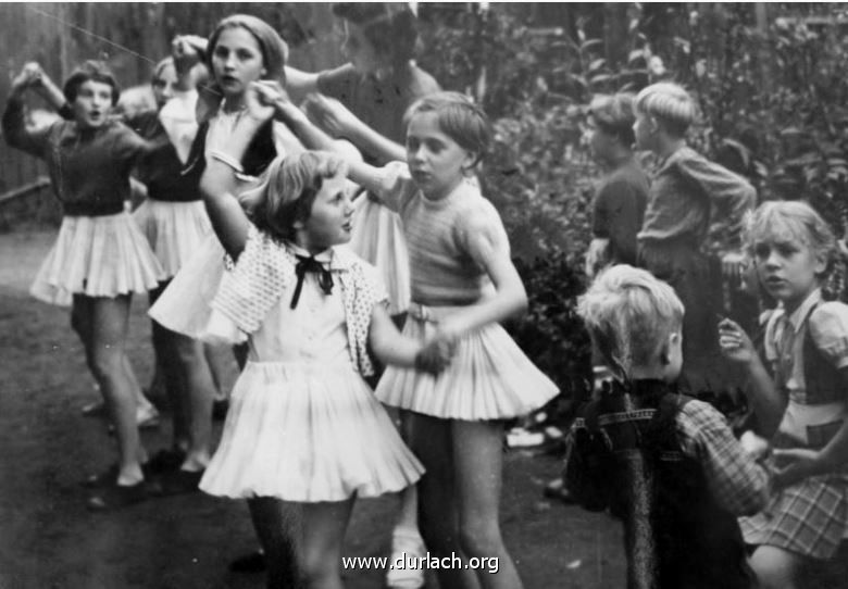 Kinderfest 1956 im Hof der Auer Strae in Durlach