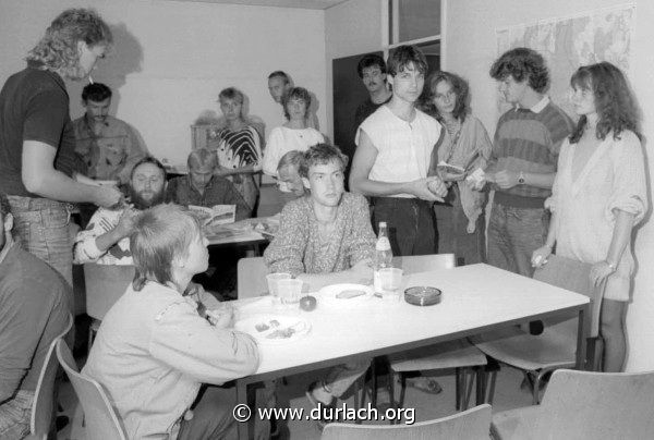 DDR Flüchtlinge in der Polizeikaserne, 1989