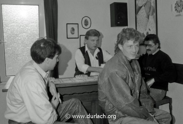 Friseur Rolf Kiemle an seiner legendren Bar, ca. 1989