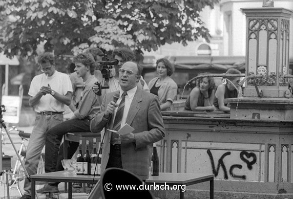 Ostsvorsteher Horst Holzer auf dem Marktplatz, 1989